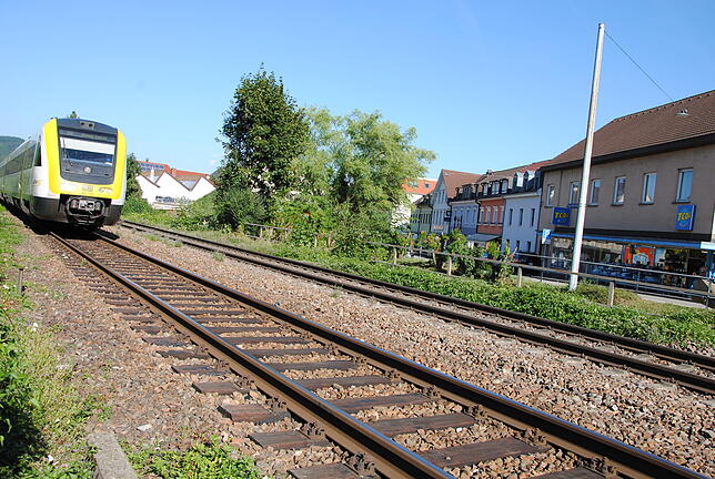 Durch den Bau der Trompeterunterführung wurde der Bahnübergang Basler Straße geschlossen. Bahnwärterhäuschen und Schranken gibt es nicht ...