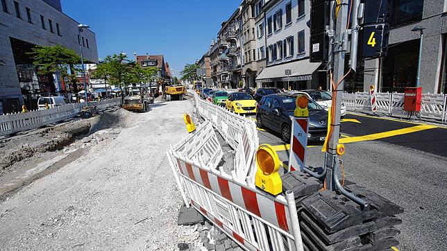 Die Bauarbeiten für den Lago-Kreisel an der Kreuzung Bahnhofplatz, Bodan- und Hafenstraße gehen zügig voran.