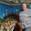 Enrico Hahnke hat im Untergeschoss des Hauses seine Modelleisenbahn-Welt aufgebaut. Auf der Anlage des 60-Jährigen können drei bis vier ...