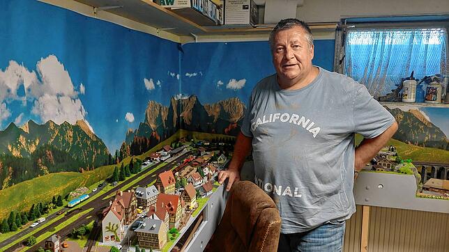 Enrico Hahnke hat im Untergeschoss des Hauses seine Modelleisenbahn-Welt aufgebaut. Auf der Anlage des 60-Jährigen können drei bis vier ...