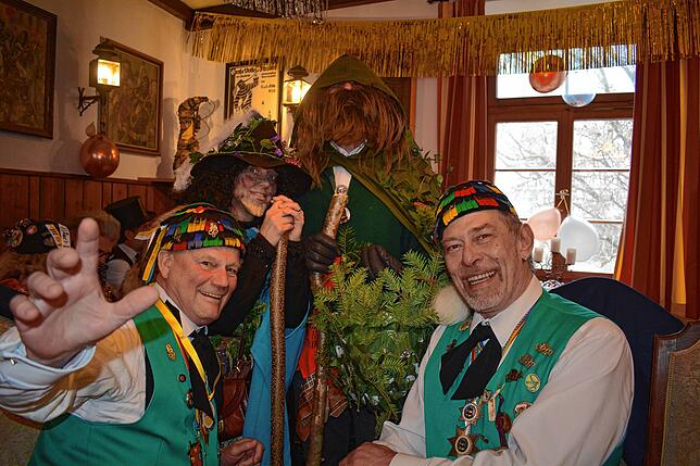 Altnarrenvater Thomas Pross (links) und Narrenrat Andreas Taglang (rechts) mit dem originellen Schnurrer-Pärchen, das als „der ...