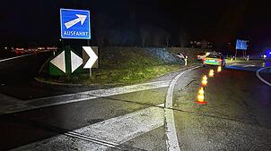 Eine Autofahrerin ist auf der A1 in der Autobahnausfahrt Aarau-West in die Kurvenanzeigen gekracht. Sie blieb unverletzt, aber der ...