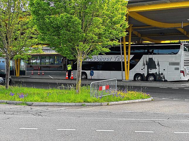 Ein Bus wird am Mittwochmittag am Konstanzer Autobahnzoll kontrolliert.