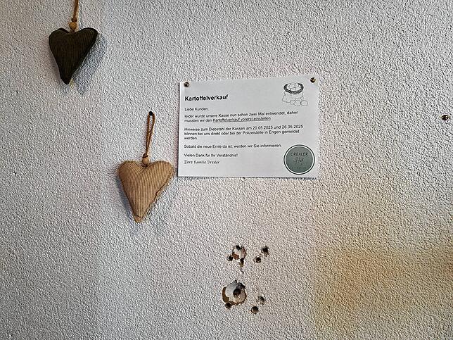 Hier hing die Kartoffelkasse, bis sie gestohlen wurde.