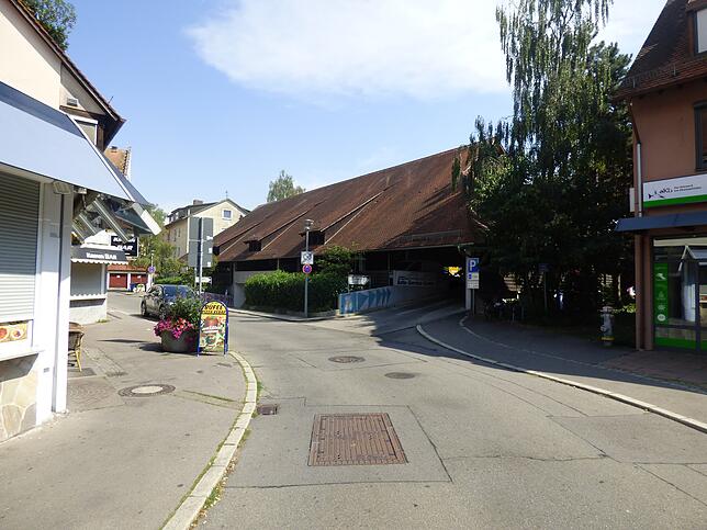 Die Poststraße mit Parkhaus heute.
