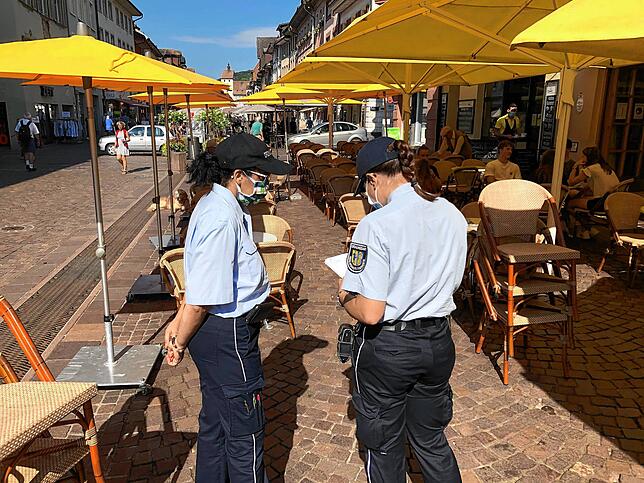 Die Mitarbeiterinnen des städtischen Ordnungsamtes kontrollieren in Waldshut-Tiengen, ob sich die Gastronomiebetriebe an die ...