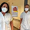 Die pflegerische Klinikleitung Uli Roth (links) und Pflegefachkraft Antje Scholl stehen vor der Tür zur Station DS22. 30 Covid-Patienten ...