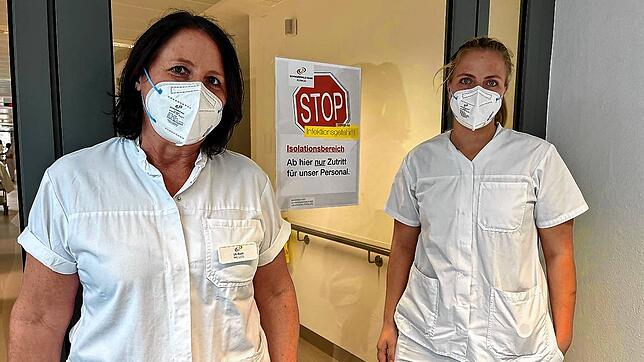 Die pflegerische Klinikleitung Uli Roth (links) und Pflegefachkraft Antje Scholl stehen vor der Tür zur Station DS22. 30 Covid-Patienten ...