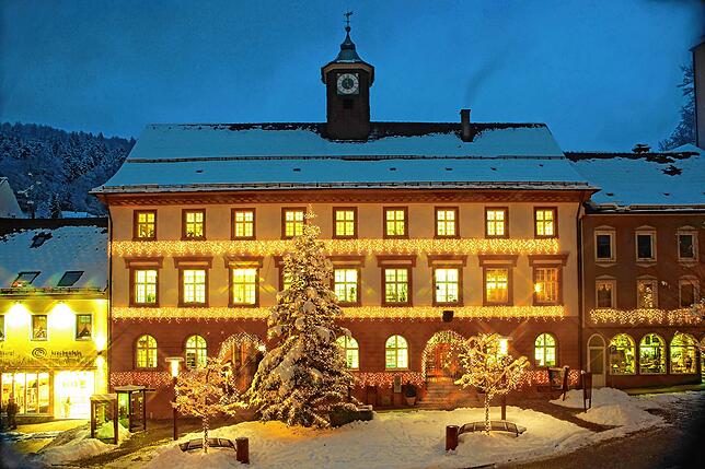 Die Beleuchtung in der Wasserfallstadt, inklusive am Rathaus, während der Weihnachtszeit, gefällt Gästen und Bürgern.