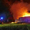 Löscharbeiten an dem brennenden Gebäude auf dem Gehöft Malezreute, das in der Nacht von Donnerstag auf Freitag abgebrannt ist.