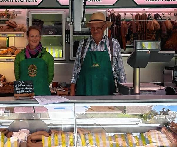 Katharina Bogenschütz und Maxmilian Bogenschütz verkaufen ihr Fleisch auf dem Wochenmarkt.
