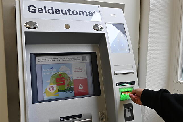 Geldabheben an einem Automaten: Die Maschinen enthalten viel Bargeld, das Begehrlichkeiten von kriminellen Banden weckt. Diese gehen ...