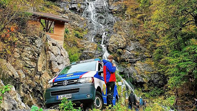 Das Einsatzfahrzeug steht am Fuß des Todtnauer Wasserfalls.