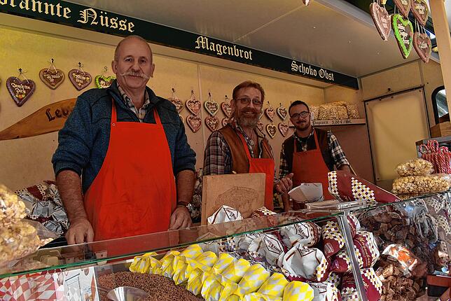 Der Süßwarenstand von Roland Mayer (links) (früher Dierenbach) steht seit über 50 Jahren immer am selben Platz am Chilbimarkt. Mit zwei ...