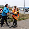 Katrin Meinzer und Ines Huskic befragen Auto- und Radfahrer wie hier Kerstin Kajinowksi, die von Singen nach Gottmadingen geradelt ist. ...