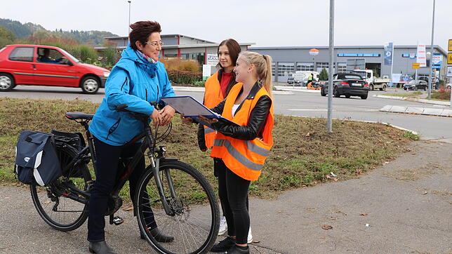 Katrin Meinzer und Ines Huskic befragen Auto- und Radfahrer wie hier Kerstin Kajinowksi, die von Singen nach Gottmadingen geradelt ist. ...