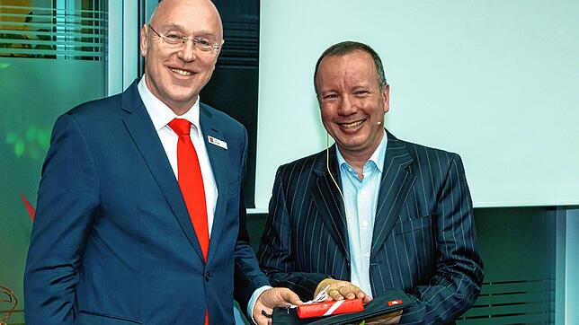 Theo Binninger (links) freut sich, dass der Finanzexperte Markus Krall bereit war, in Bonndorf über Wirtschaft und Finanzen zu referieren.