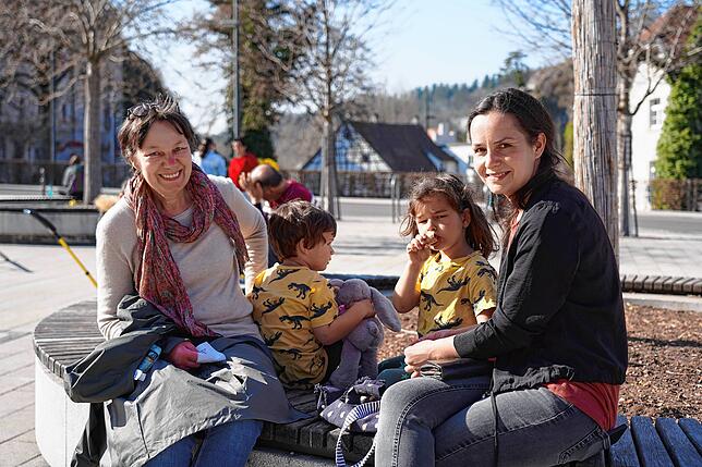 Rita und Mandy Werkmann, Mutter und Tochter, mit ihren Kindern, haben keine Angst vor einer Ansteckung: Rita Werkmann ist geimpft, ...