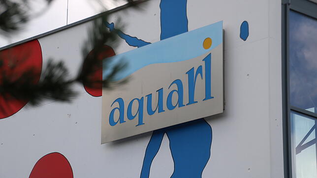 Hinter der Fassade des Schwimmbades Aquari in Hüfingen laufen derzeit die Revisionsarbeiten.