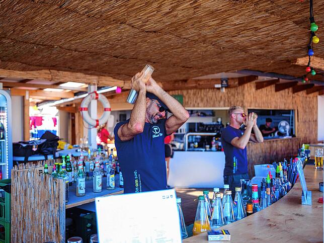 Ernie Tufan (links) und Jonas Bertsch bereiten Cocktails zu.