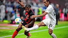 Frankfurts Jessic Ngankam (links) und Freiburgs Kiliann Sildillia kämpfen um den Ball.