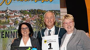 Startnummer 1 für den neuen Bürgermeister: Kämmerin Rita Bosch (rechts) und Rathausmitarbeiterin Sonja Dreher überreichten diese dem ...