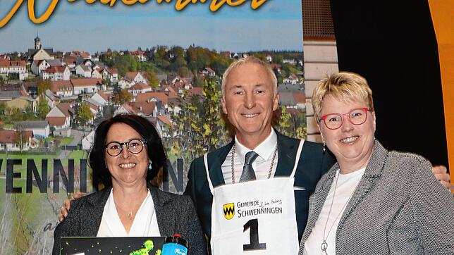Startnummer 1 für den neuen Bürgermeister: Kämmerin Rita Bosch (rechts) und Rathausmitarbeiterin Sonja Dreher überreichten diese dem ...