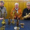 Freuen sich gemeinsam über den Fund und das Auftauchen wertvoller Figuren: Münsterpfarrer Bernd Walter (rechts) mit dem Jesuskind, das ...
