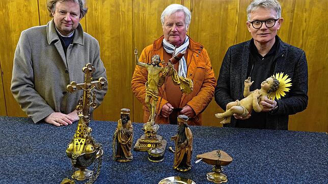 Freuen sich gemeinsam über den Fund und das Auftauchen wertvoller Figuren: Münsterpfarrer Bernd Walter (rechts) mit dem Jesuskind, das ...