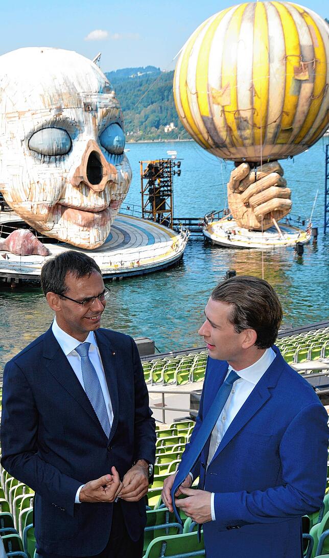 Österreichs Bundeskanzler Sebastian Kurz vor der Seebühne mit Vorarlbergs Landeshauptmann Markus Wallner (li.).