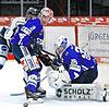 Schwenningens verletzter Verteidiger Niclas Burström (vorn) wird auch in Bremerhaven Cheftrainer Christof Kreutzer beim Coaching an der ...