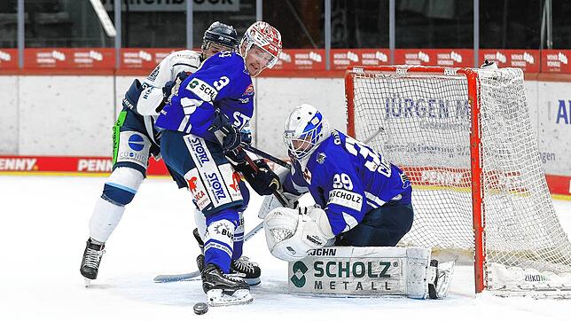 Schwenningens verletzter Verteidiger Niclas Burström (vorn) wird auch in Bremerhaven Cheftrainer Christof Kreutzer beim Coaching an der ...