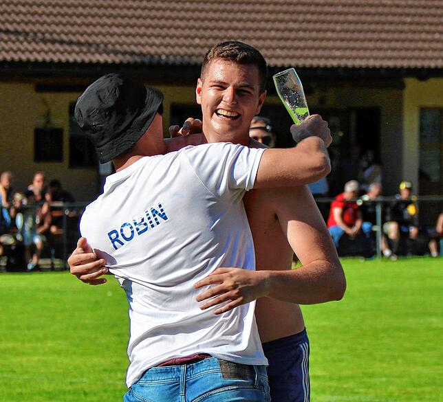 Bild 8: SV Karsau schießt sich mit 14:0 bei der Spvgg. Utzenfeld zum Titel &ndash; und wir haben Bilder!