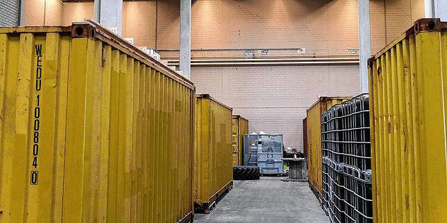 Bald sollen Parkour-Trainierende vom linken Container zum rechten springen können.