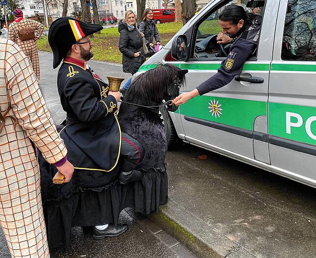 So sieht es aus, wenn der Narrenbolizischt zum Schein auf Rosswita Gaul reitet – wie hier beim großen Narrentreffen der ...