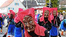 Viele Hexen waren beim Narrentreffen in Winterspüren unterwegs. Hier treiben die Wollmatinger Riedhexen Unfug.