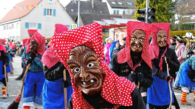Viele Hexen waren beim Narrentreffen in Winterspüren unterwegs. Hier treiben die Wollmatinger Riedhexen Unfug.
