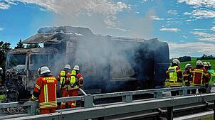 Auf der Autobahn 81 ist ein Müllfahrzeug in Brand geraten. Die Feuerwehren aus Engen und Geisingen haben das Feuer gelöscht.