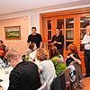Sie wollen mehr zusammenarbeiten: Tobias Weissenrieder (stehend, links) vom Narrenverein Räbenheim und Klaus Spitznagel (stehend, Mitte) ...