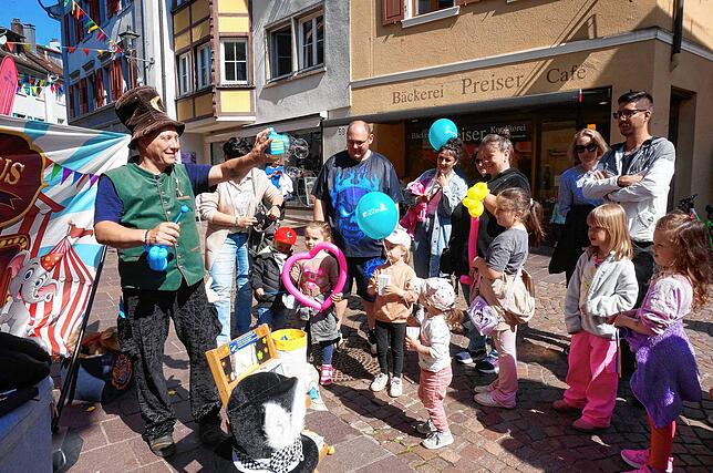 Clown Diabolo ist beim Kindertag Stammgast, mit seinen Späßen und Ballonfiguren hat er den Kindern wieder viel Freude gemacht.