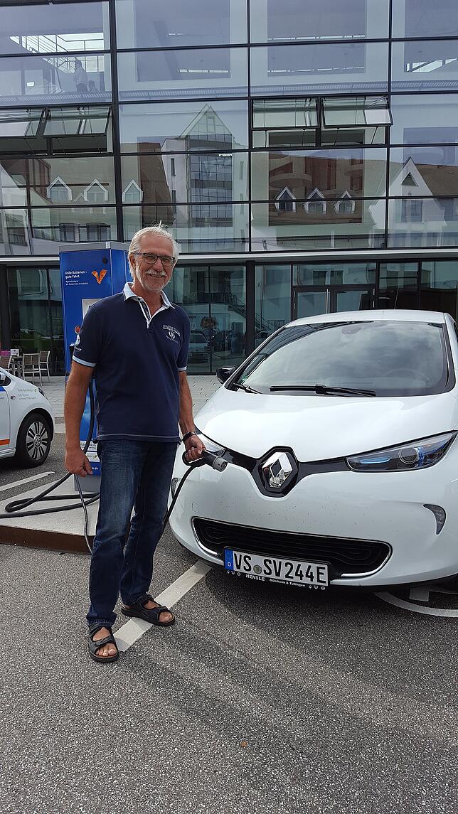 Harald Gronmaier tankt seine Renault Zoé vor der Volksbank in Villingen.