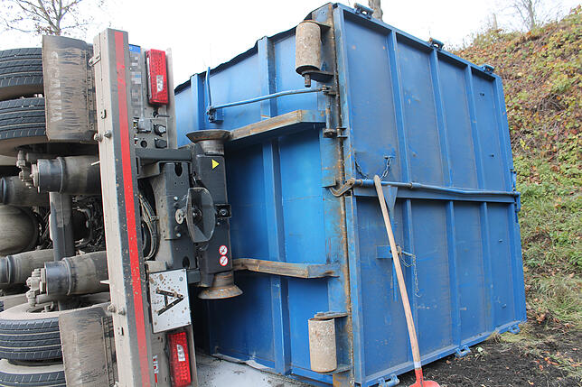 Bild 6: Bilder vom Unfall: Umgekippter Lastwagen am Randenaufstieg der B 314