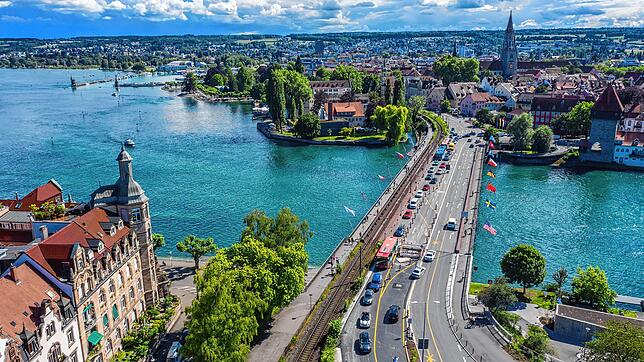 Am Konstanzer Trichter auf der Rheinbrücke staut sich der Verkehr in Richtung Sternenplatz. Die Autofahrer kommen sowohl aus der ...