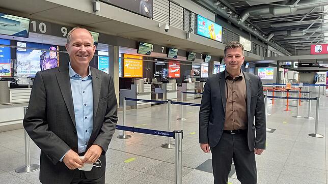 Freuen sich darüber, dass das Insolvenzverfahren nun bald abgeschlossen ist: Flughafen-Geschäftsführer Claus-Dieter Wehr und ...