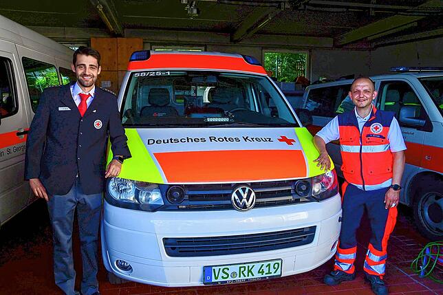 Alexander Harter (links) und Vedat Simsek sind hauptamtlich beim Rotkreuz-Kreisverband Villingen-Schwenningen. In ihrer Feizeit retten ...