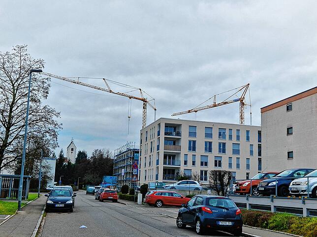 Nur wenige Häuser weiter vorne baut die Postbau-Genossenschaft 91 Häuser in der Müllerstraße, die fünfgeschossig sind.