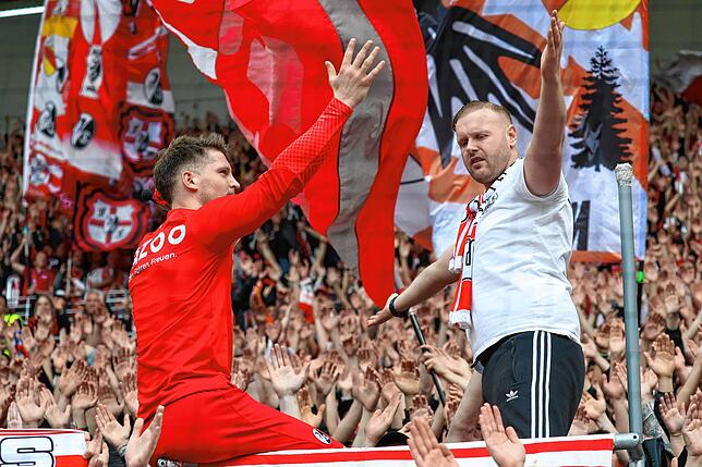 Lukas Kübler feiert den Heimsieg nach der Partie mit den Fans.