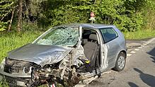Der Polo der Verursacherin ist nach dem schweren Unfall bei Full-Reuenthal völlig demoliert.