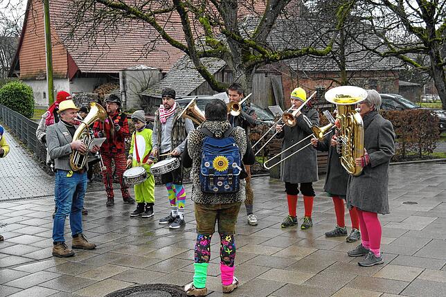 Bild 18: Schlossbühler Füchse, Untersigginger Füchse und Hebsack-Geister stürmen das Deggenhausertaler Rathaus