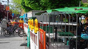 Ein Blick in Richtung Rheinfelder Wochenmarkt im Kastanienpark: Die Rückseite der Marktwagen wirkt dort wie eine Wand. Foto: Petra Wunderle